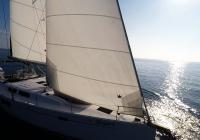 bateau à voile Hanse 505 proue de voilier voiles le soleil éclate